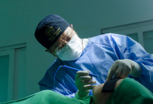 Milton Seigi Hayashi analisa como influenciadores digitais moldam tendências e desafios da cirurgia estética.