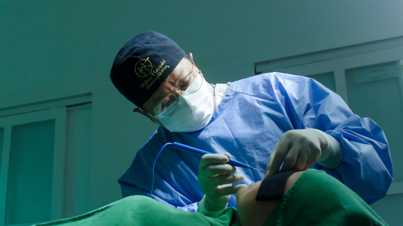 Milton Seigi Hayashi analisa como influenciadores digitais moldam tendências e desafios da cirurgia estética.