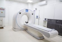 Sala hospitalar moderna com aparelho de ressonância magnética.