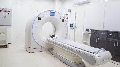 Sala hospitalar moderna com aparelho de ressonância magnética.