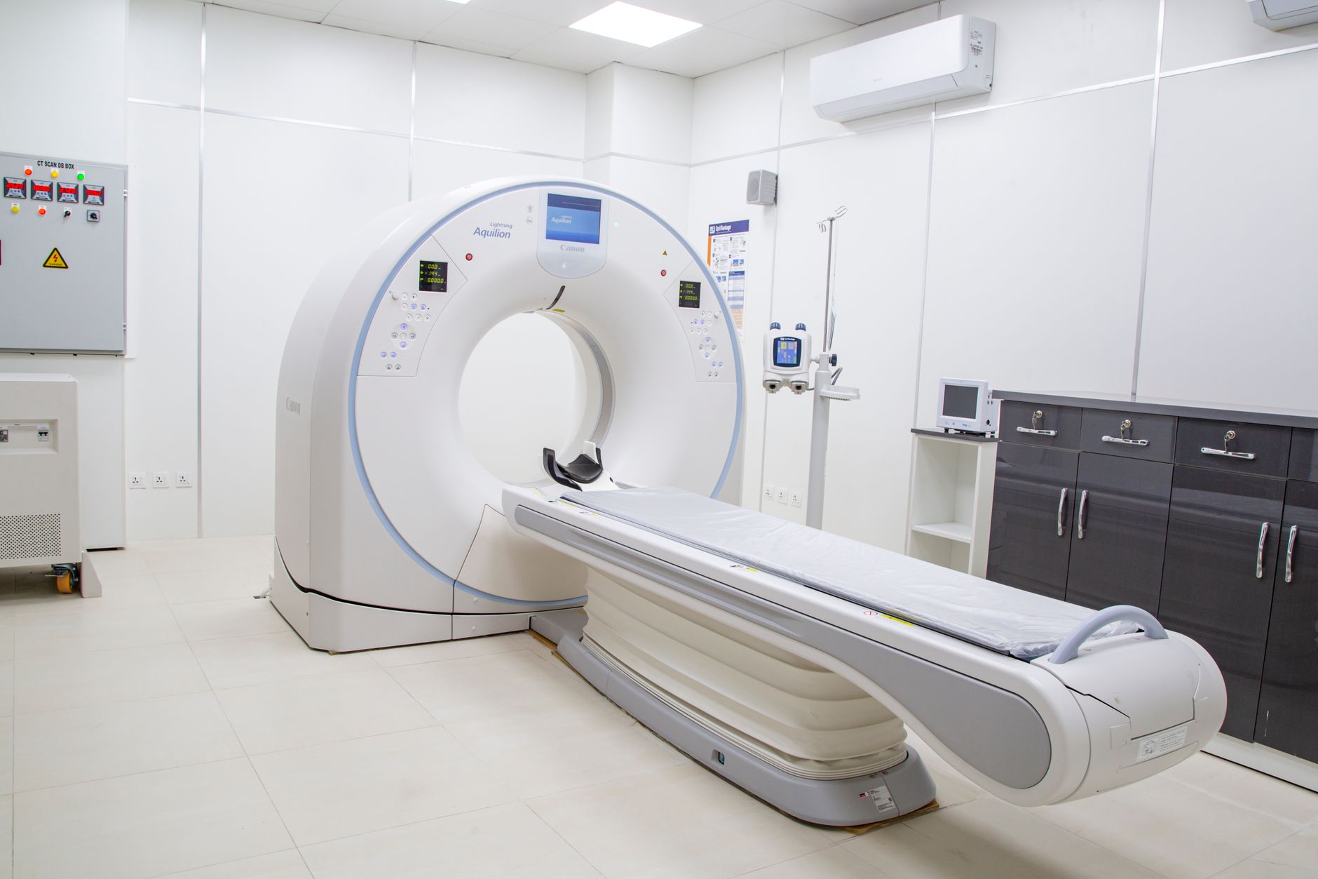 Sala hospitalar moderna com aparelho de ressonância magnética.