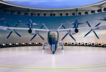 Protótipo de aeronave elétrica com hélices exposto em ambiente interno