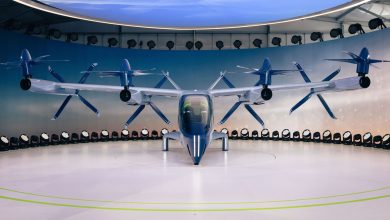 Protótipo de aeronave elétrica com hélices exposto em ambiente interno