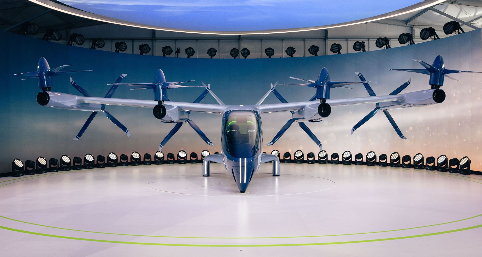Protótipo de aeronave elétrica com hélices exposto em ambiente interno