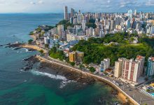Vista aérea de Salvador, com a área urbana e o litoral da Bahia.
