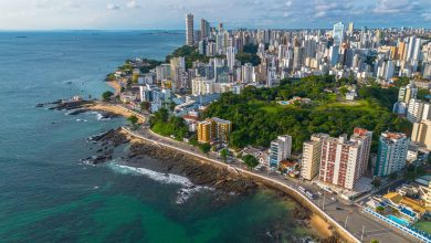 Vista aérea de Salvador, com a área urbana e o litoral da Bahia.