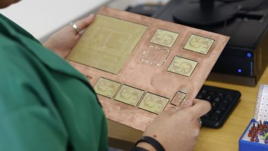 Técnico examina uma placa de circuito impresso em um laboratório moderno de eletrônica