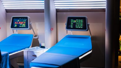 Quarto hospitalar moderno equipado com aparelhos médicos e telas digitais.